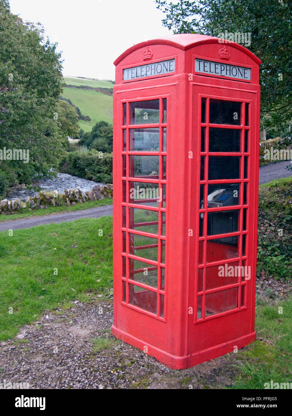 Grossbritannien, England, Somerset, altmodischen roten Telefonzelle in der Nähe von Country Road, in der Nähe von OARE Stockfoto