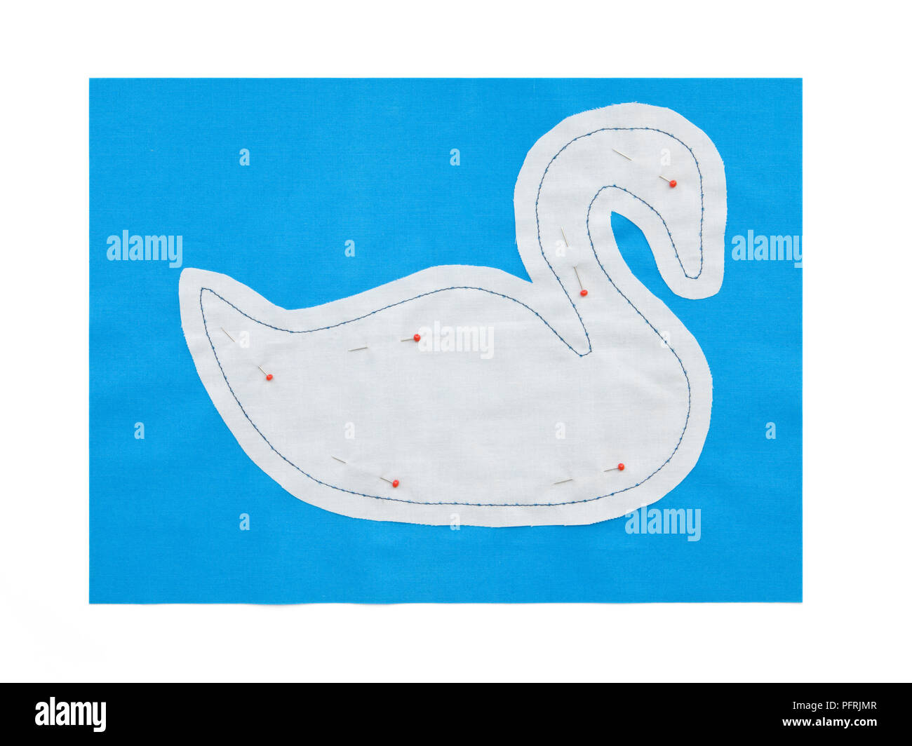 Applique Swan, Form angeheftet zu den Hintergrund Stoff und genäht mit Geradstich Stockfoto