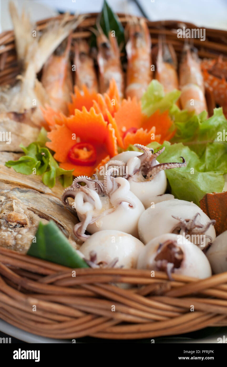 Thailand, Phuket, Korb von Meeresfrüchten und dekorative Gemüse Stockfoto