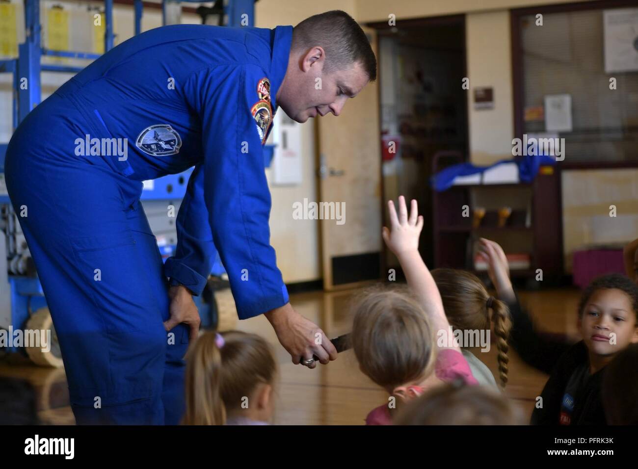 Kinder fragen, Oberst Jack" 2 Fisch" Fischer, NASA-Astronaut, Fragen über seine Erfahrungen im Weltraum während einer Generalversammlung, 22. Mai 2018, im Aurora Suche K-8 Schule, Aurora, Colorado. Der spezielle Gast war eine Überraschung für die fast 600 Studenten anwesend. Stockfoto