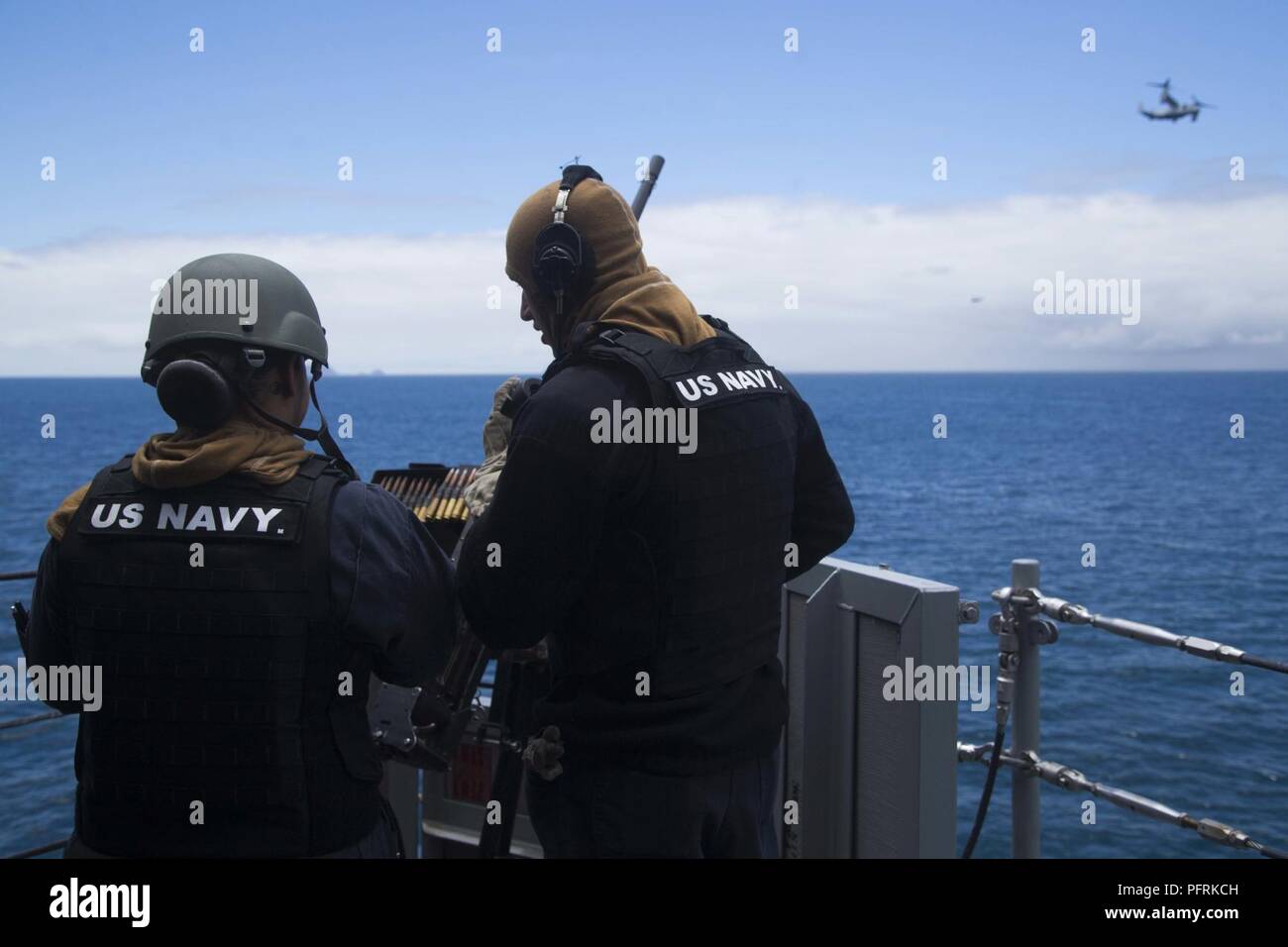 U.S. Navy Petty Officer 2nd class Jenna V. Parker (links) und Petty Officer 3rd Class Gabriel J. Snider (rechts) mit den Waffen Abteilung, Essex Amphibious Ready Group (ARG), der Sicherheit im Flugbetrieb an Bord der Wasp-Klasse amphibisches Schiff USS Essex (LHD2) während der Fahrt in den Pazifischen Ozean, 30. Mai 2018. Das Essex ARG und 13th Marine Expeditionary Unit (MEU) sind die Durchführung von Composite Trainingsgerät Übung (COMPTUEX), die letzte Übung vor der bevorstehenden Bereitstellung. Diese Übung überprüft die Fähigkeit der ARG/MEU Team anzupassen Missionen auszuführen und in immer Chang Stockfoto