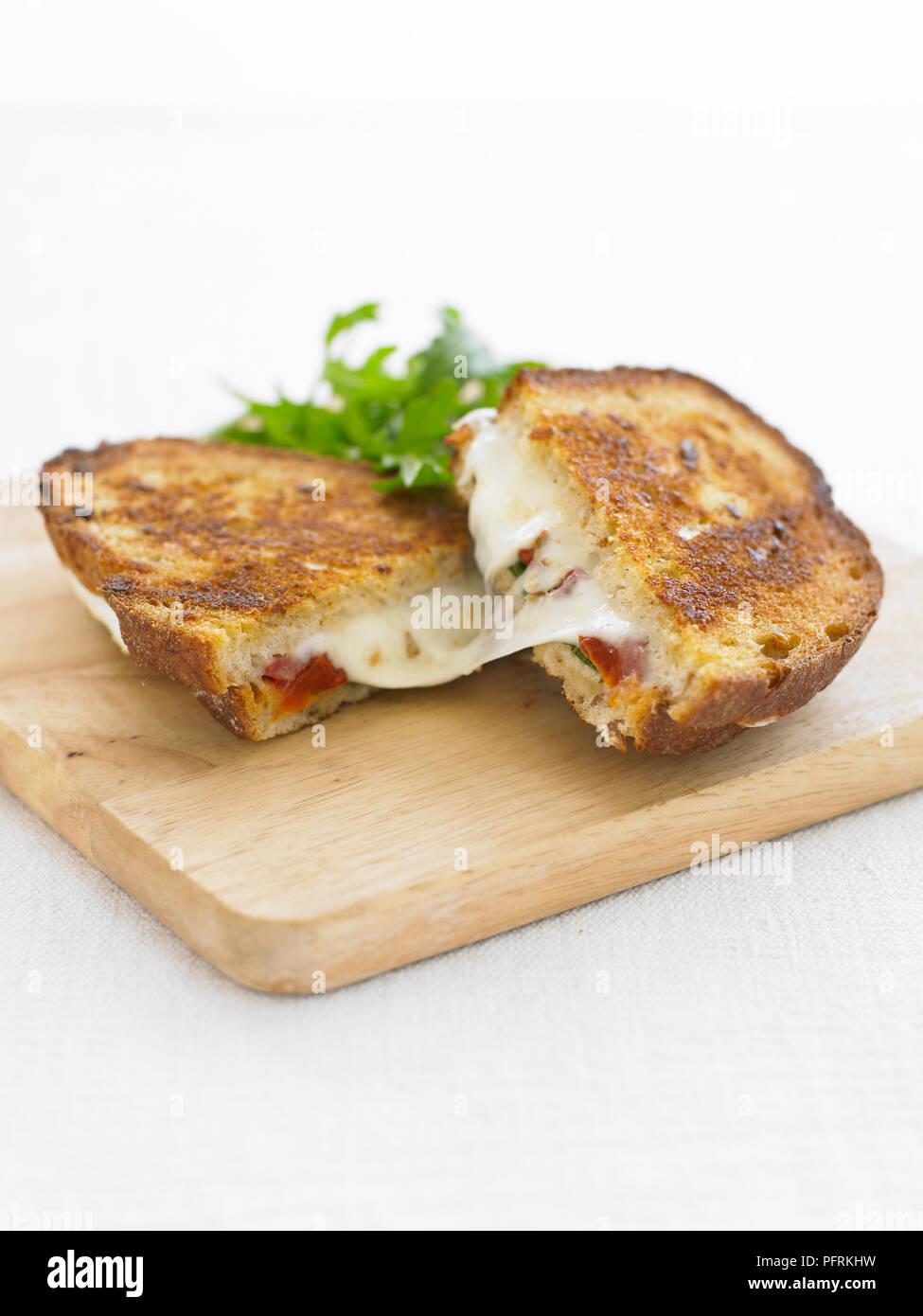Gebratener Mozzarella und Tomaten Sandwich, close-up Stockfoto