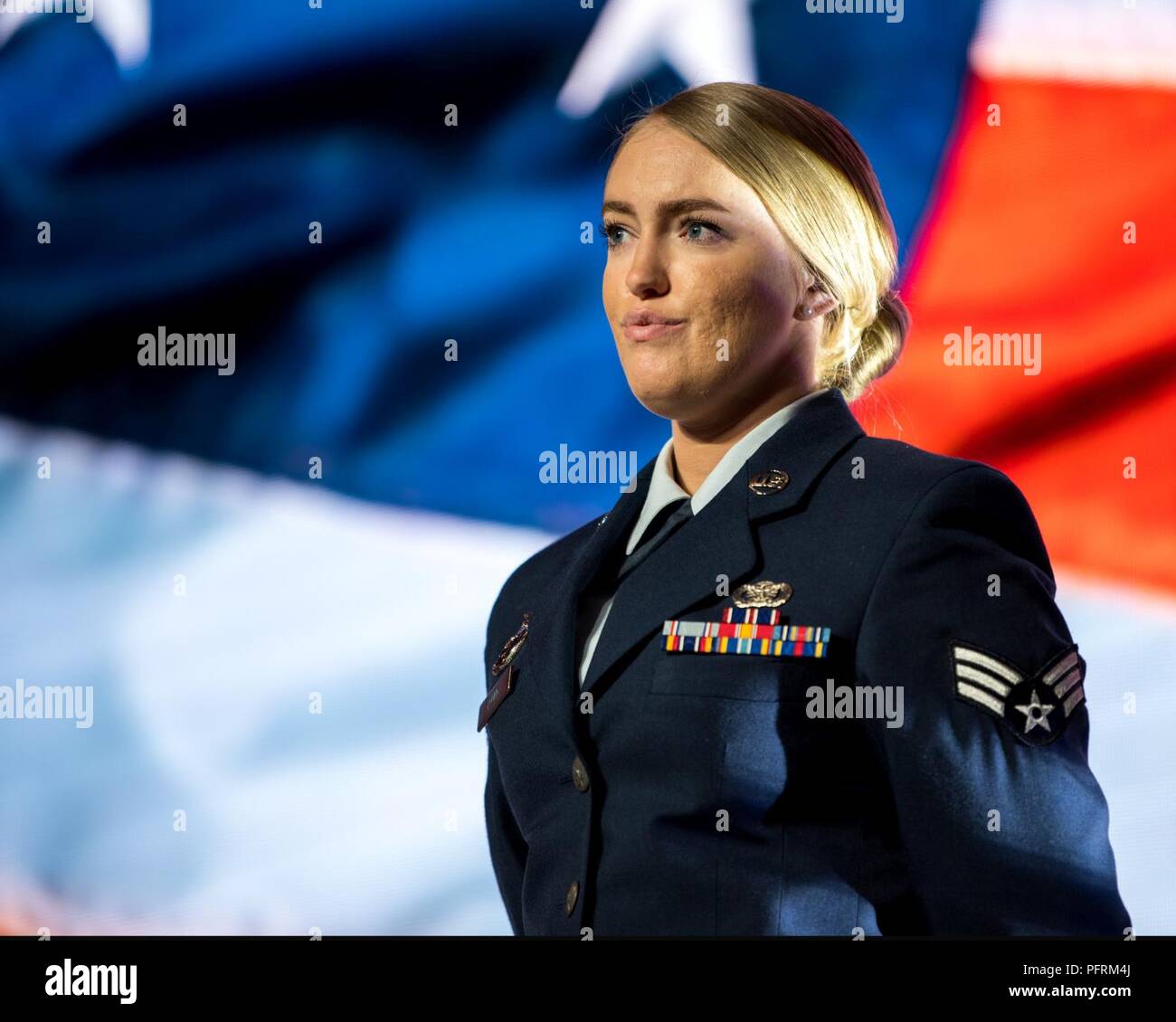 Us Air Force Senior Airman Virginia Junge, 60 Sicherheitskräfte Squadron, Emergency communications Controller, Travis Air Force Base, Calif., während eine Hommage an die US-Streitkräfte während der Kalifornien Kammer Capitol Gipfel und Sacramento Host Frühstück an der Sacramento Convention Center, 24. Mai 2018 anerkannt. Der Tribut erkannt, ein Service, der von den fünf bewaffnete service Filialen. Stockfoto