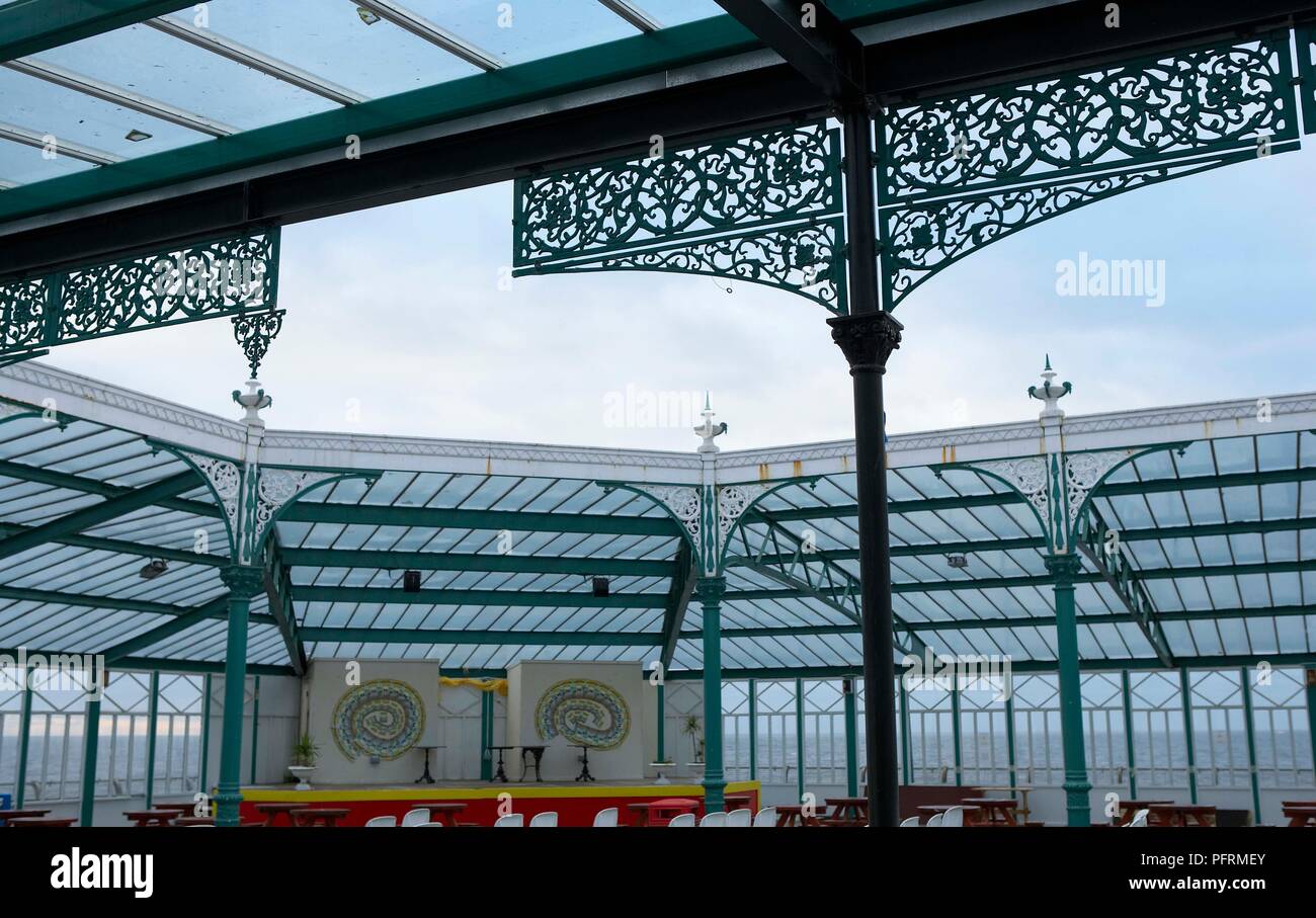 Grossbritannien, England, Lancashire, Blackpool Pier, Open-air Performance Space teilweise aus Schmiedeeisen und Glas dach abgedeckt Stockfoto