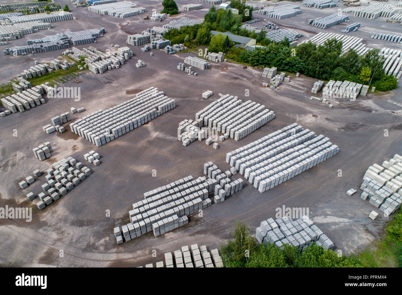 Luftaufnahme der Fabrik für Bausteine von Beton Steine Baustoffindustrie Produkte für homebuilding Bau. Stockfoto