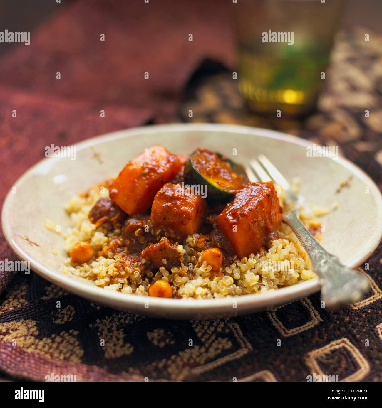 Quinoa mit marokkanischen Sauce in der Schüssel mit Gabel serviert, close-up Stockfoto