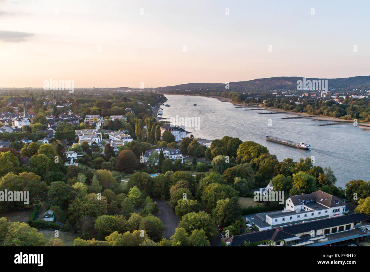 Antenne drone Blick auf Straßen in Bonn Bad Godesberg, der ehemaligen Hauptstadt der Bundesrepublik Deutschland mit einem typisch deutschen Haus Nachbarschaft Stockfoto