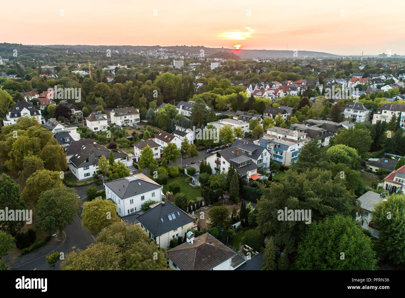 Antenne drone Blick auf Straßen in Bonn Bad Godesberg, der ehemaligen Hauptstadt der Bundesrepublik Deutschland mit einem typisch deutschen Haus Nachbarschaft Stockfoto