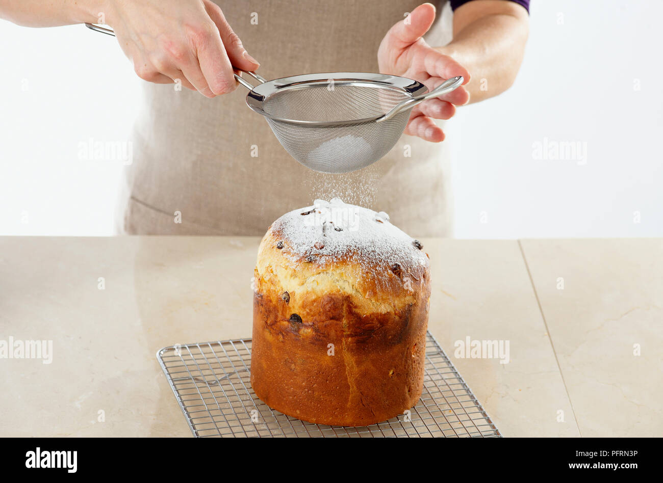 Abstauben gebackene panettone Kuchen mit Puderzucker Stockfoto