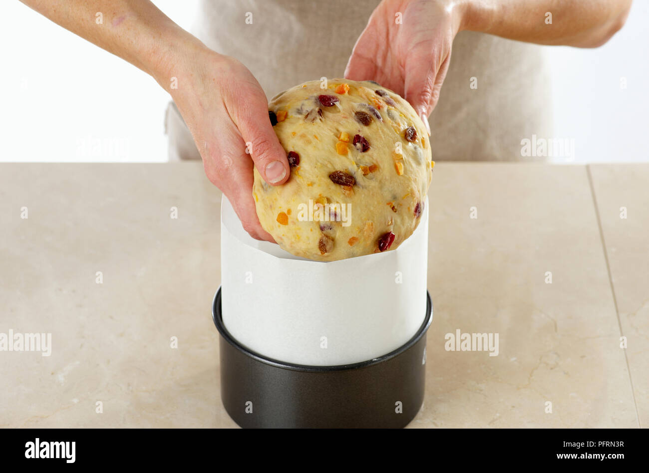 Die Kugel des Panettone Teig in Springform mit Backpapier ausgekleideten Stockfoto