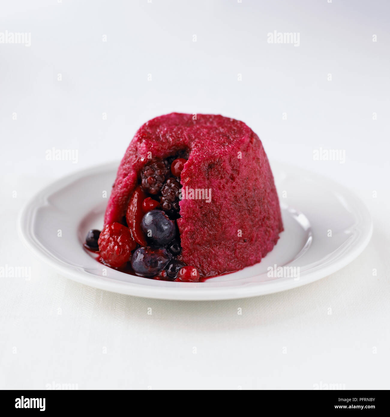 Mini Sommer Obst pudding serviert auf weiße Platte, close-up Stockfoto