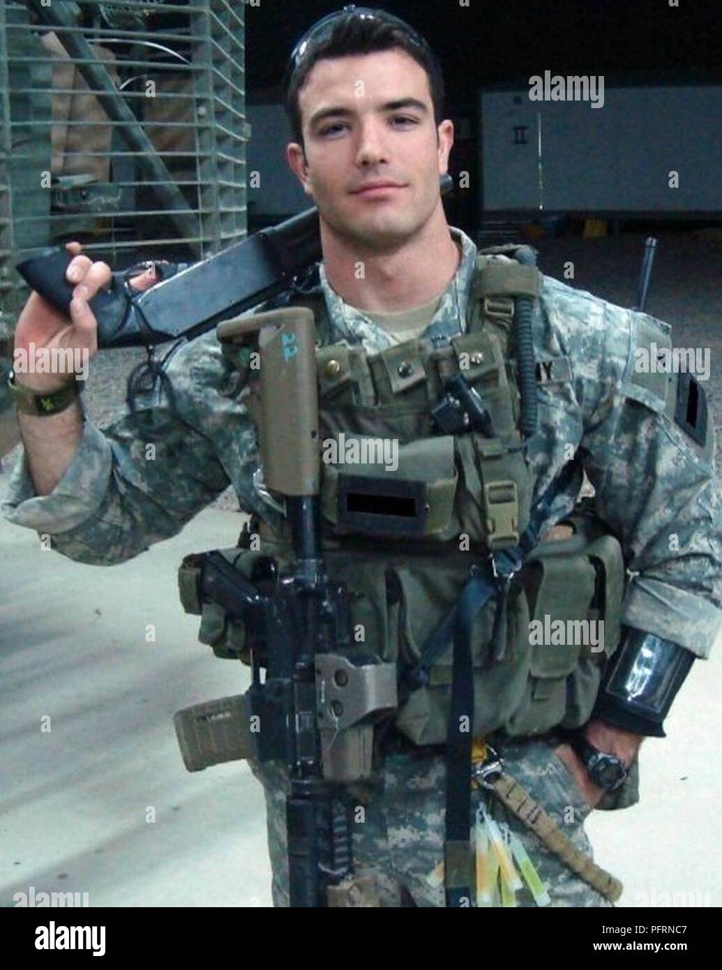 Sgt. Robert Daniel Sanchez posiert für ein Foto bei seinem fünften Einsatz, die nach Afghanistan. Sanchez hatte drei zurück in den Irak und nach Afghanistan. Stockfoto