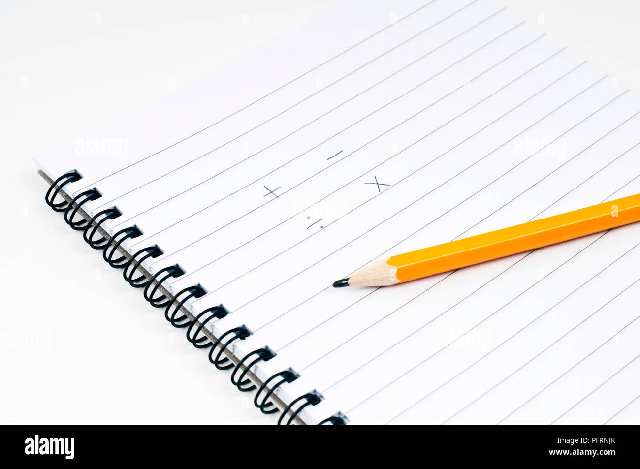 Spirale Notizblock und Bleistift, mit mathematischen Symbolen auf die Seite geschrieben Stockfoto