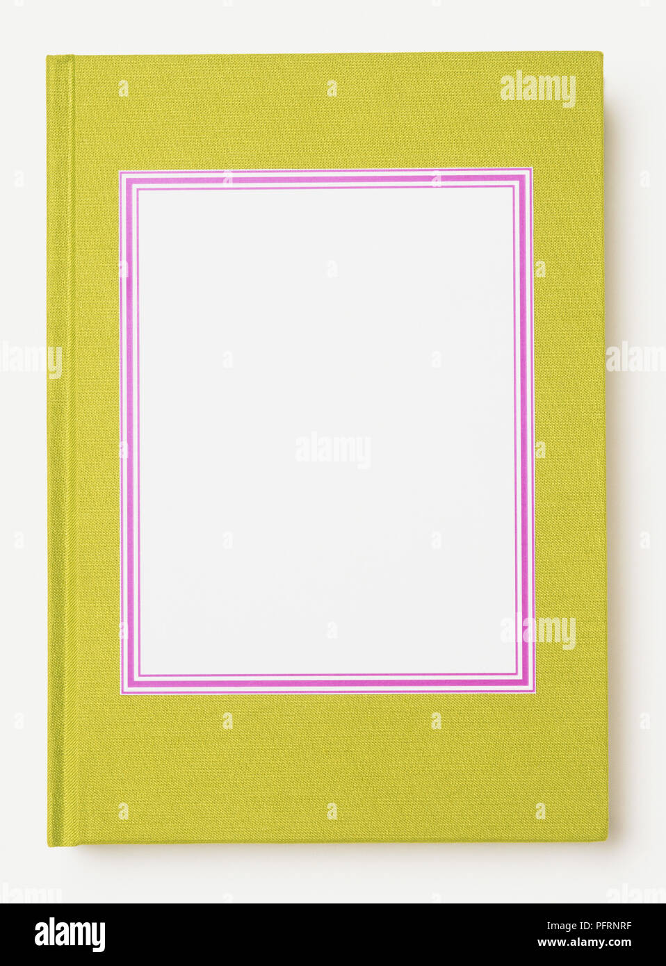 Leerzeichen mit violetten Grenze auf der Abdeckung an der Vorderseite von Lime Green Book Stockfoto