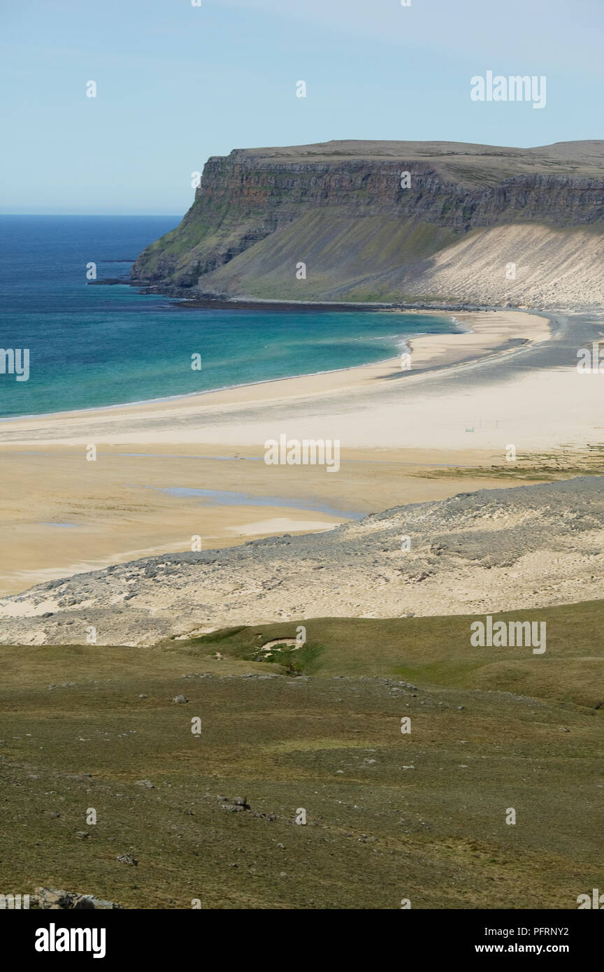 Island, Latrabjarg, Breidavik (breite Bucht) und Strand von grasbewachsenen Hügel auf Küste gesehen Stockfoto