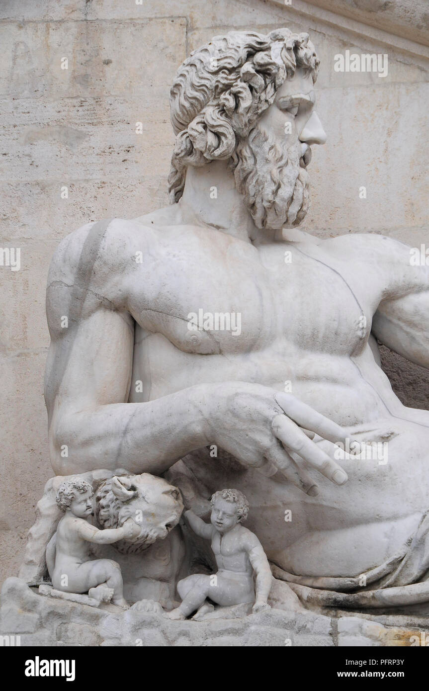 Italien, Rom, Kapitol, Piazza del Campidoglio, Statue detail Stockfoto