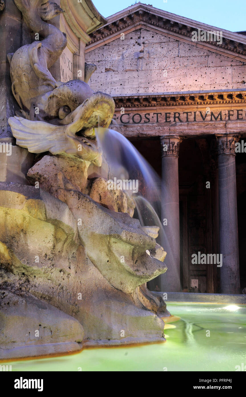 Italien, Rom, Piazza della Rotonda, Pantheon und Brunnen bei Nacht Stockfoto
