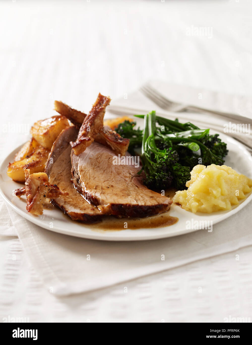 Roast Bein vom Schwein mit Brokkoli und Kartoffeln Stockfoto