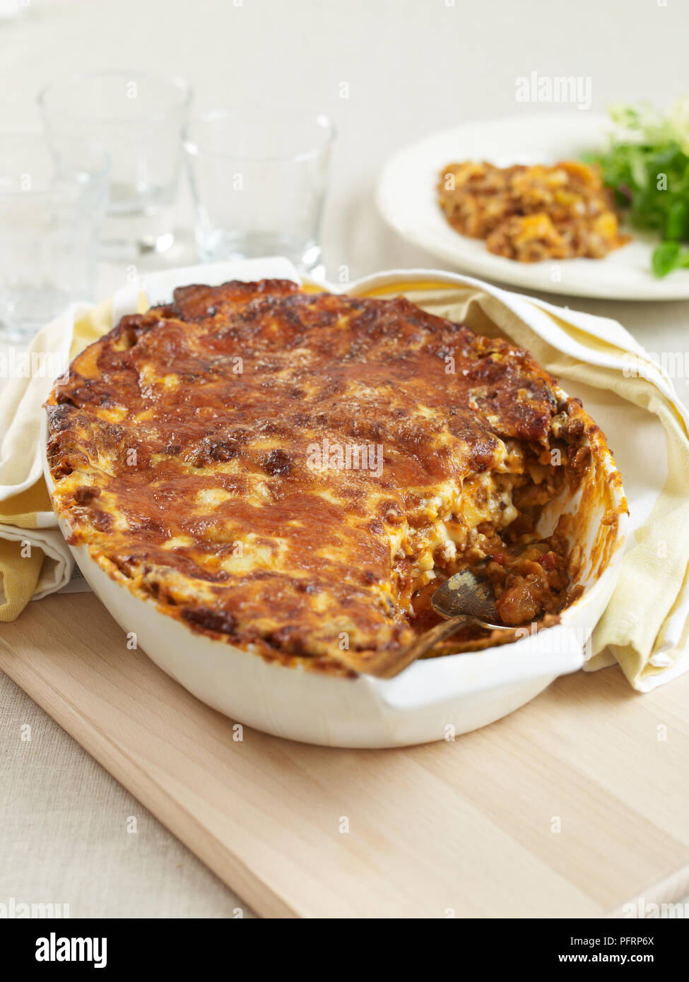 Lasagne in Auflaufform Stockfoto