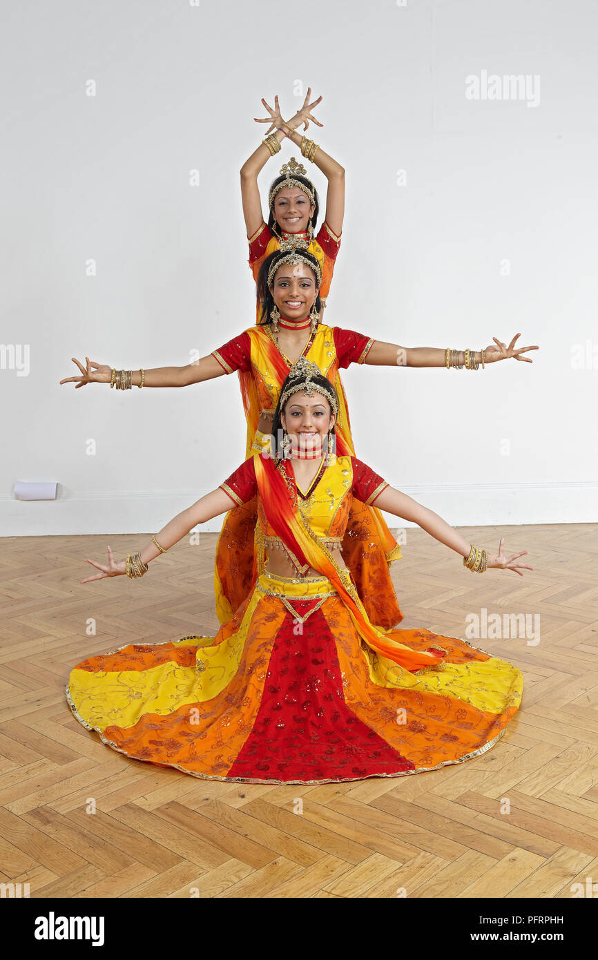 Mädchen im Teenageralter, Bollywood Tanz Formation, auf Bharatanatyam Tanz basiert Stockfoto