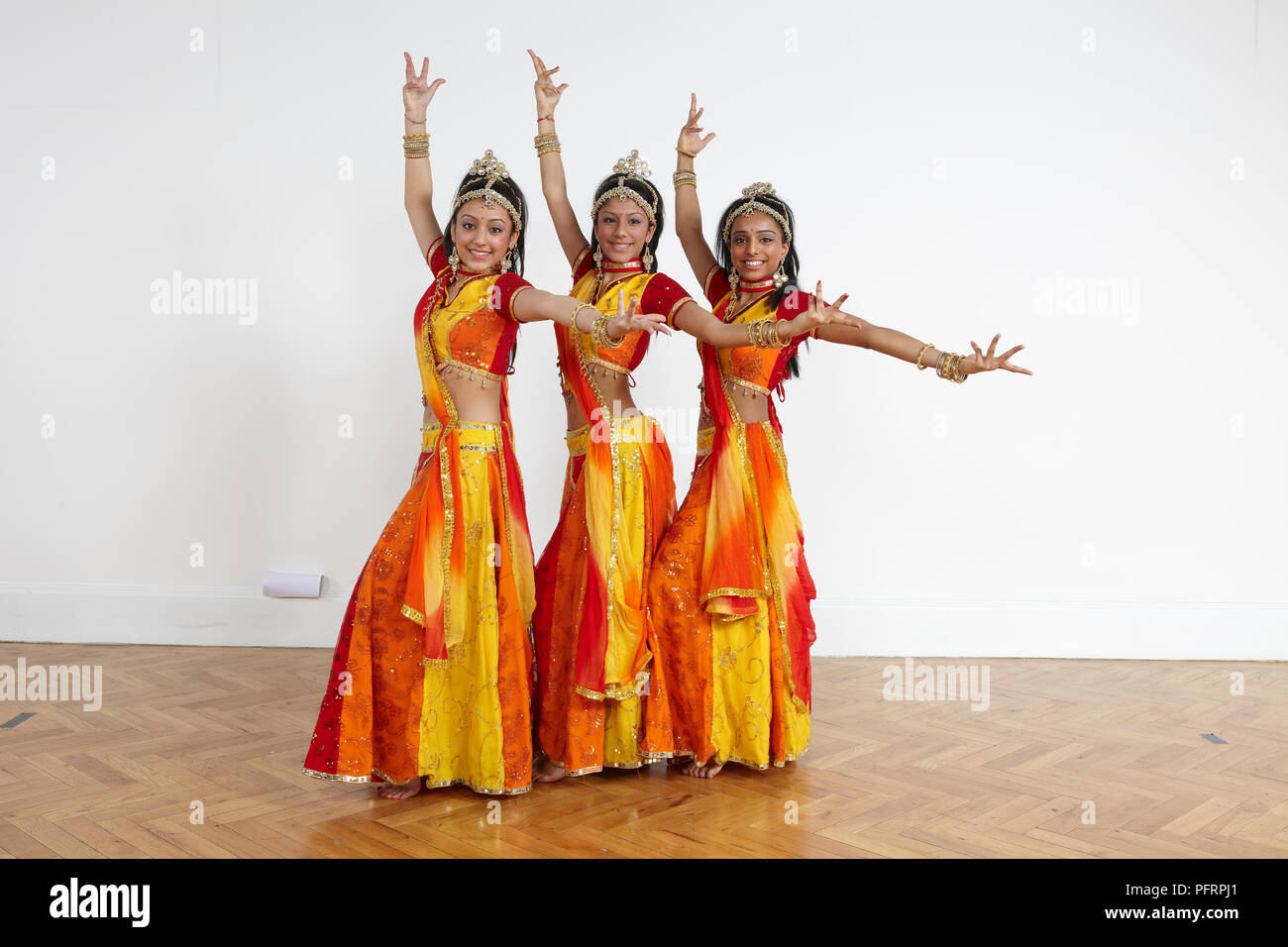 Mädchen im Teenageralter, die Bollywood Dance Moves (Bildung) Stockfoto