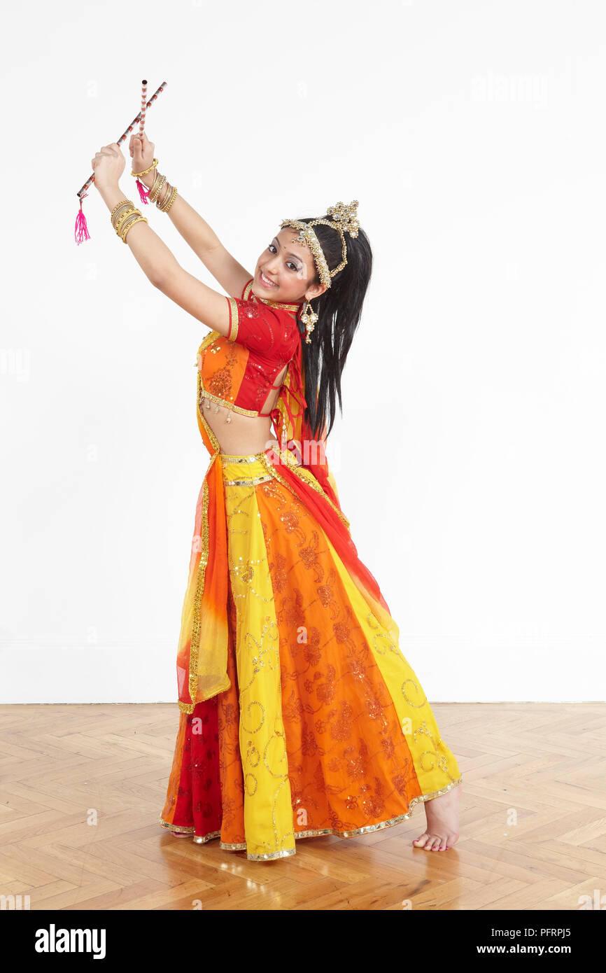 Teenager, die Bollywood Tanz bewegen, Tanzen mit Stöcken (DANDIYA) Stockfoto