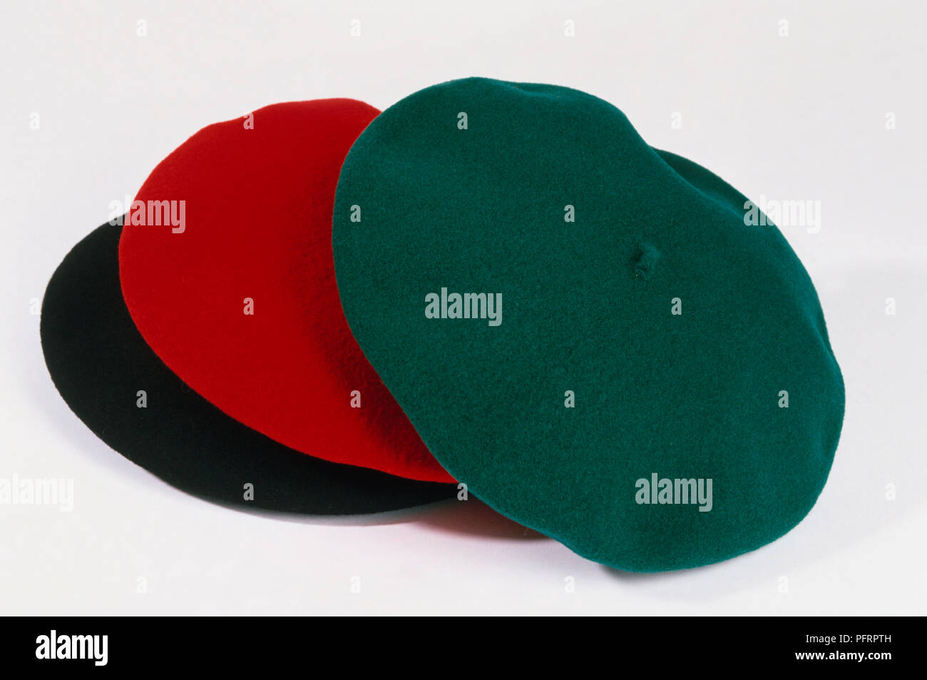 Drei grüne, rote und schwarze Barette Stockfoto