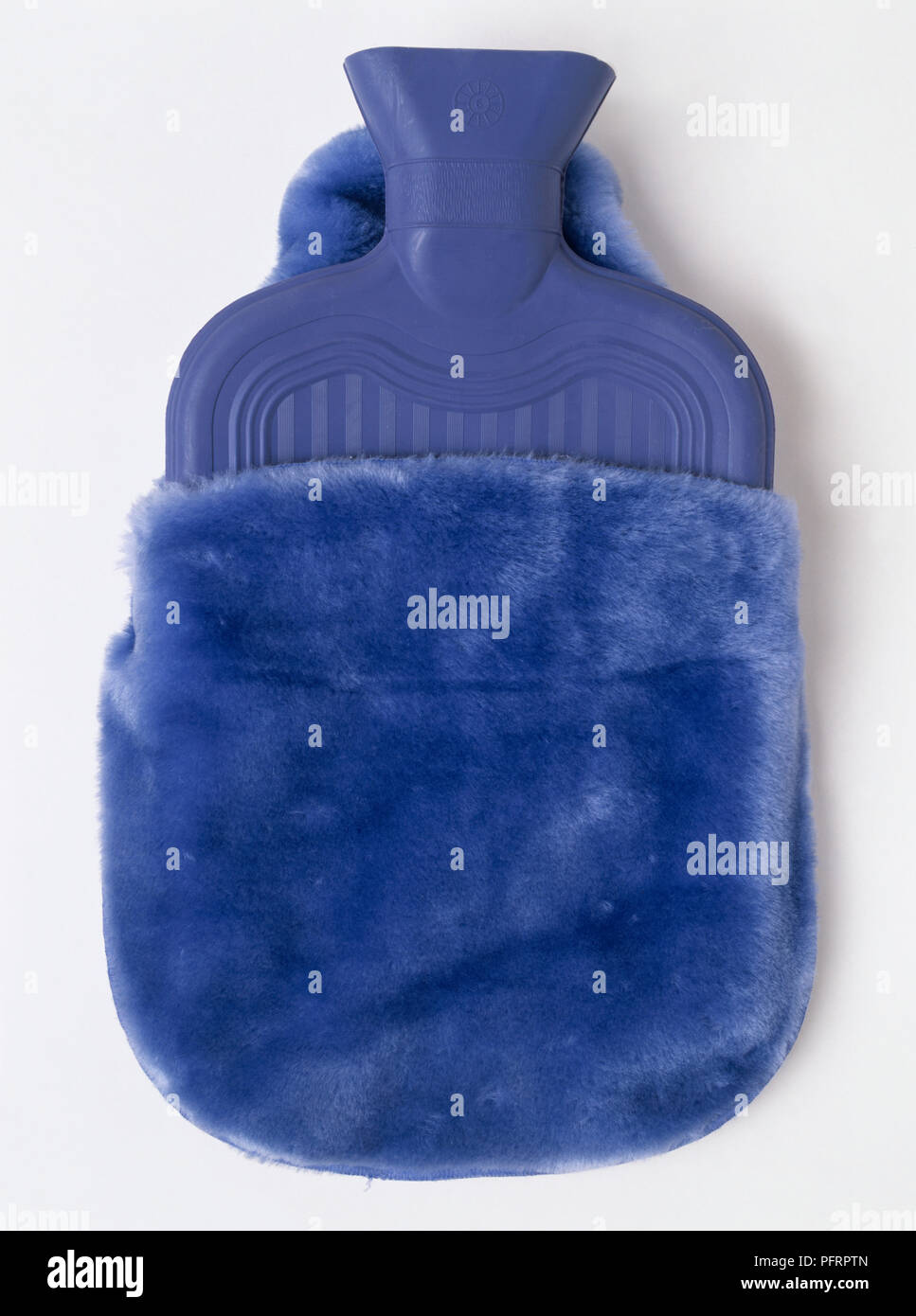 Blaue Wärmflasche im schützenden blauen, flauschigen Decken Stockfoto