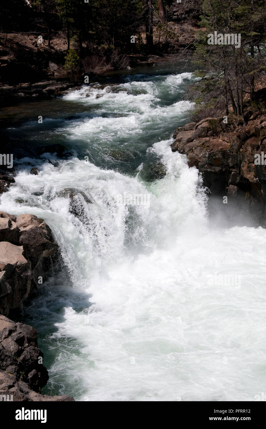 USA, Kalifornien, Wasserfall auf McCloud River Stockfoto