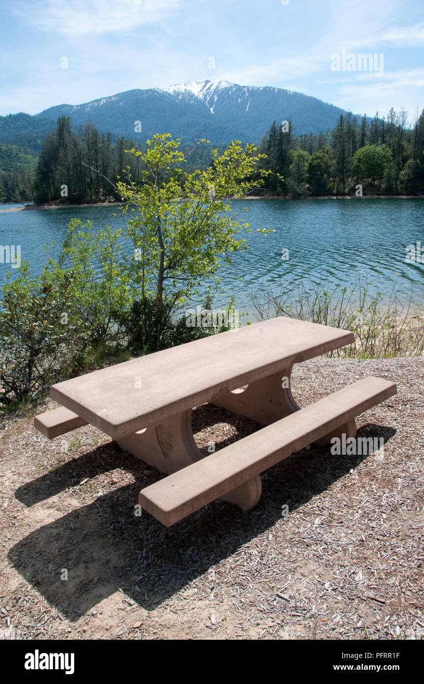 USA, Kalifornien, die Fantastischen Vier See, Picknick Tisch in Eiche Boden Marina Stockfoto