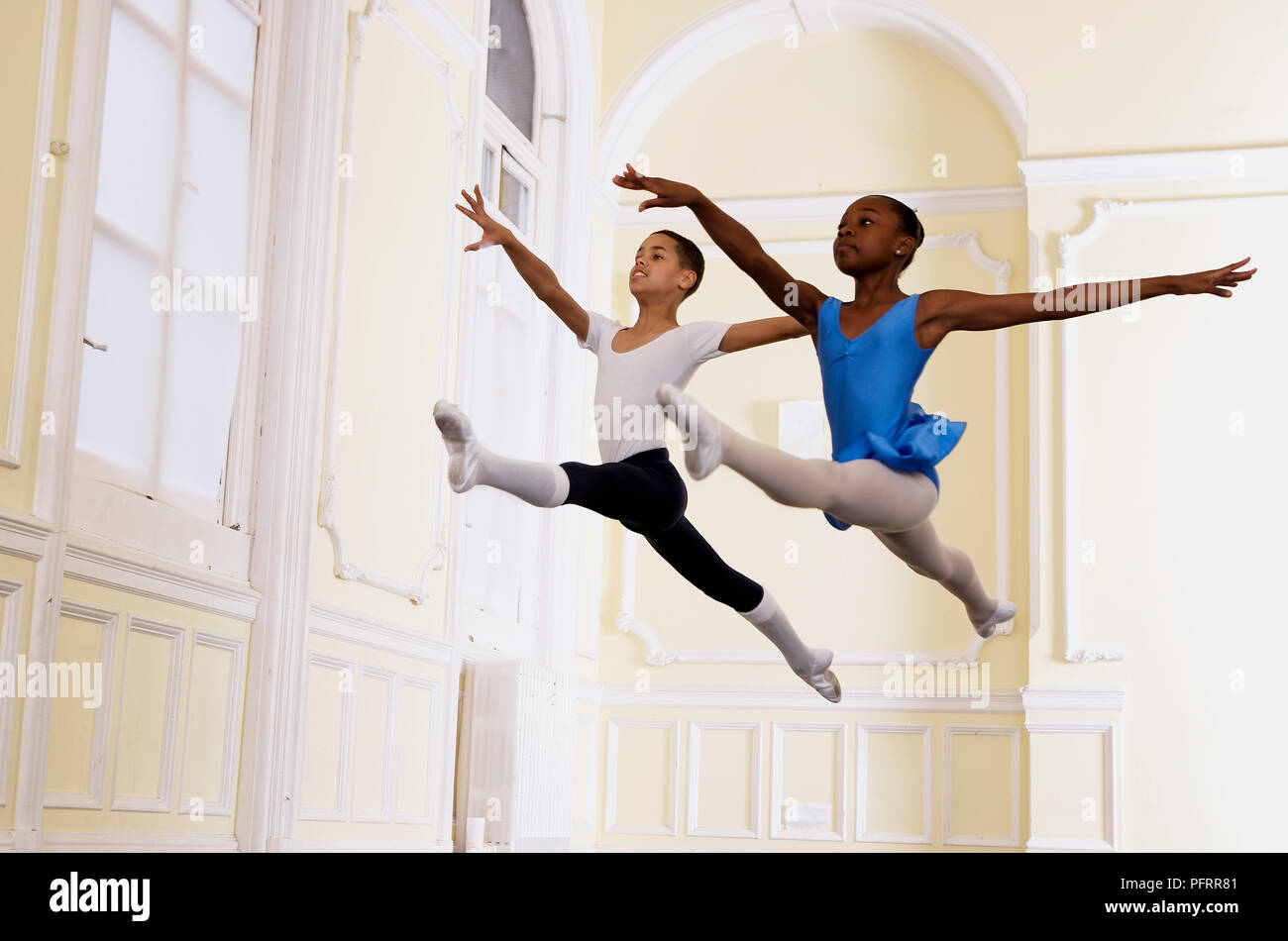 Junge und Mädchen Ballett Tänzerinnen eine Grand jete springen Schritt Stockfoto