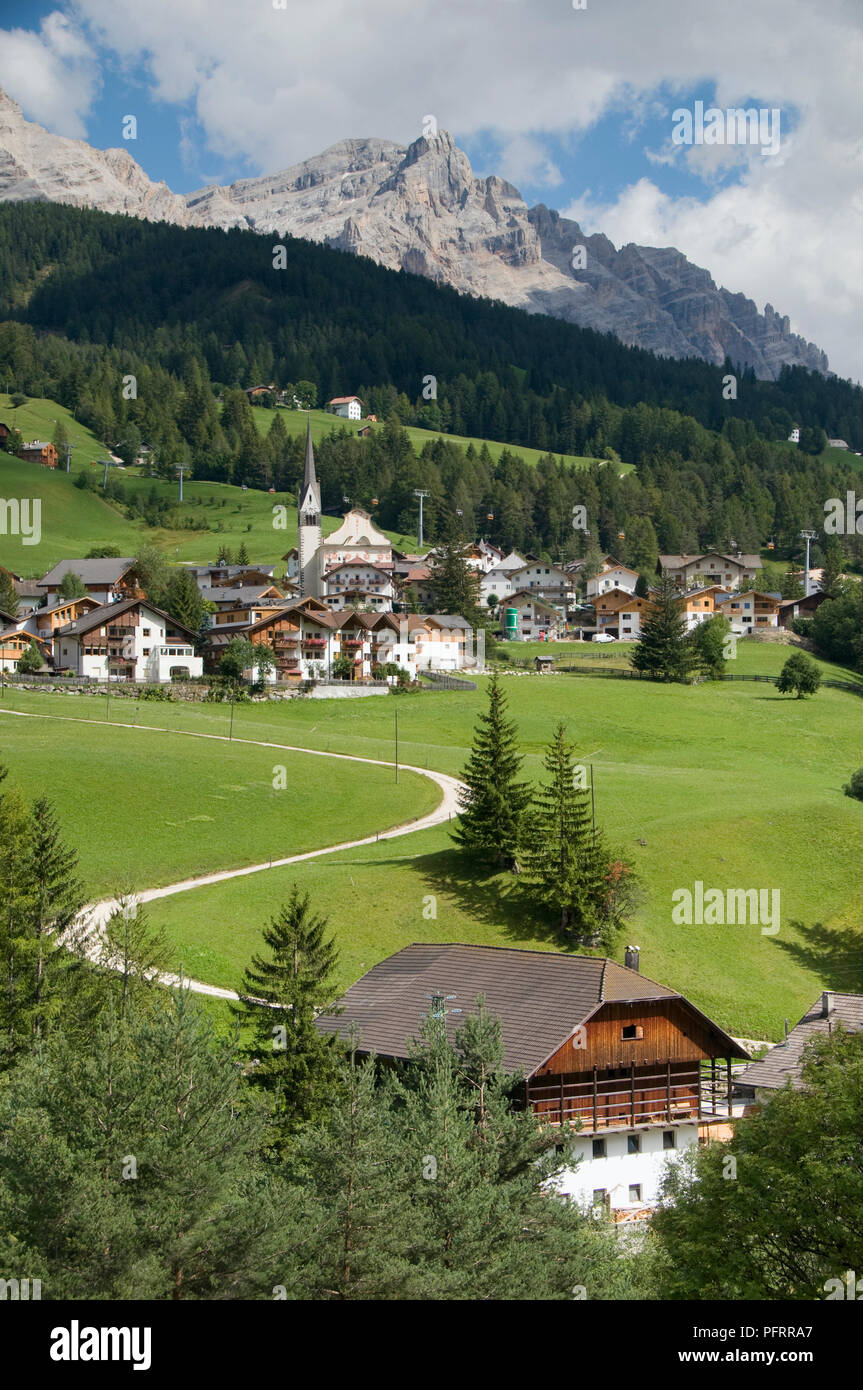 Italien, Trentino Alto Adige, Val Badia, Dorf St Leonard mit Bergen im Hintergrund Stockfoto