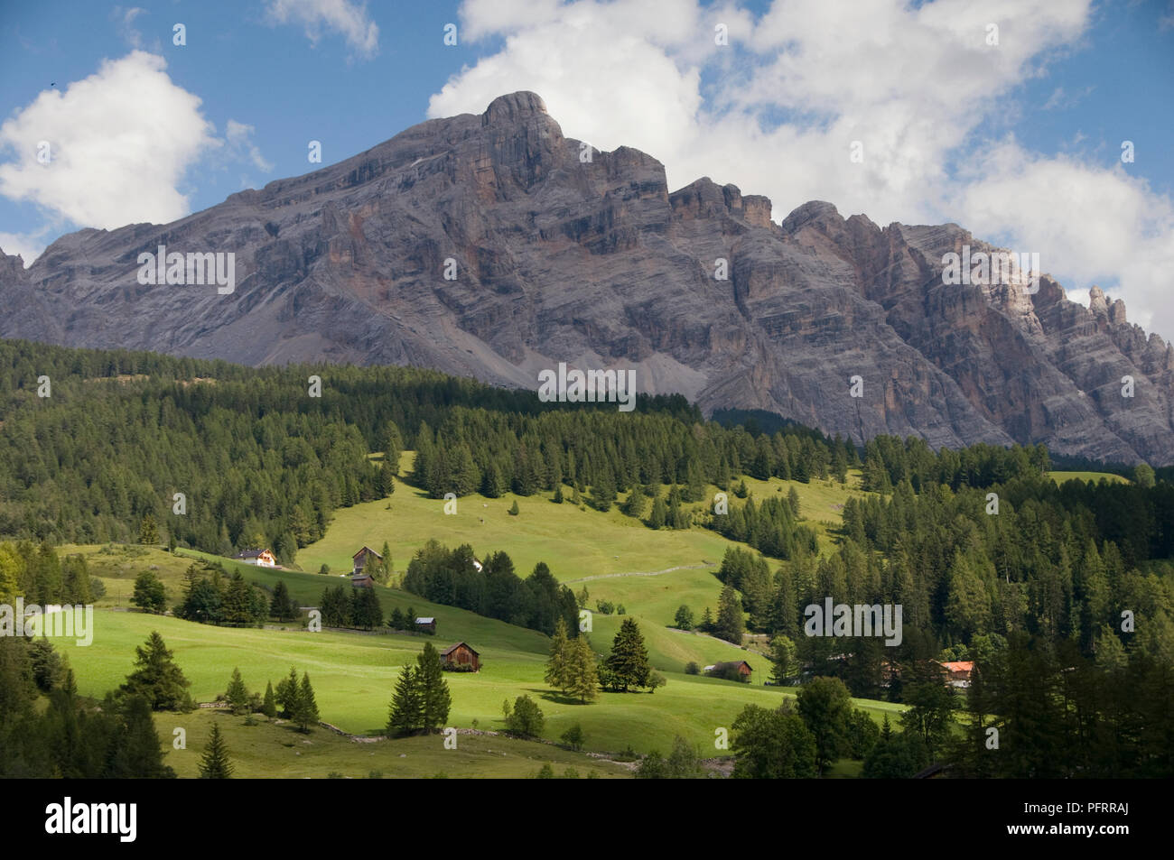 Italien, Trentino Alto Adige, Val Badia, Blick auf die Berge von Dorf von St. Leonard, mit blauem Himmel und weißen Wolken über Stockfoto