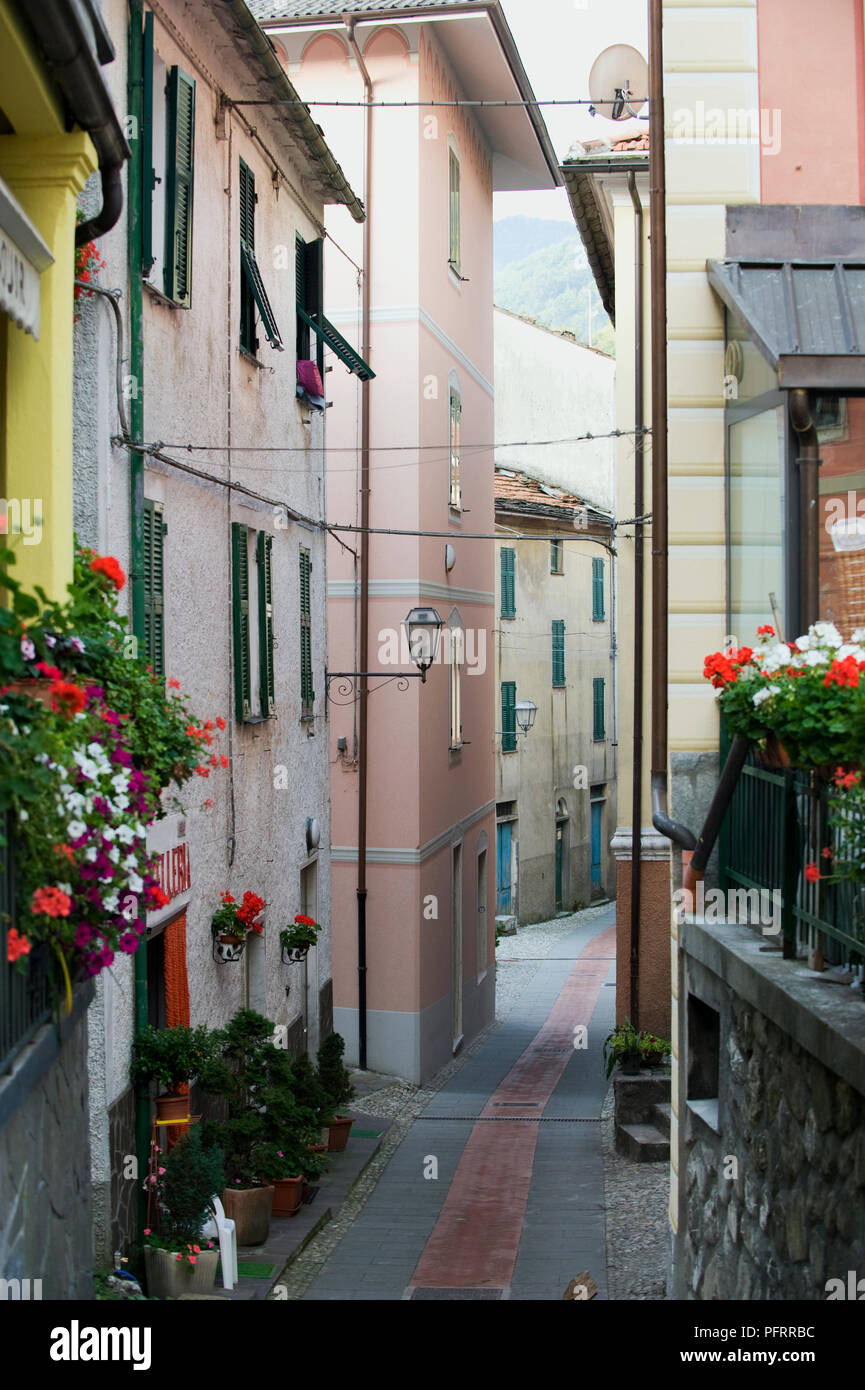 Italien, Genua, Montebruno, engen Straße mit hohen, pastellfarbenen Gebäuden gesäumt Stockfoto