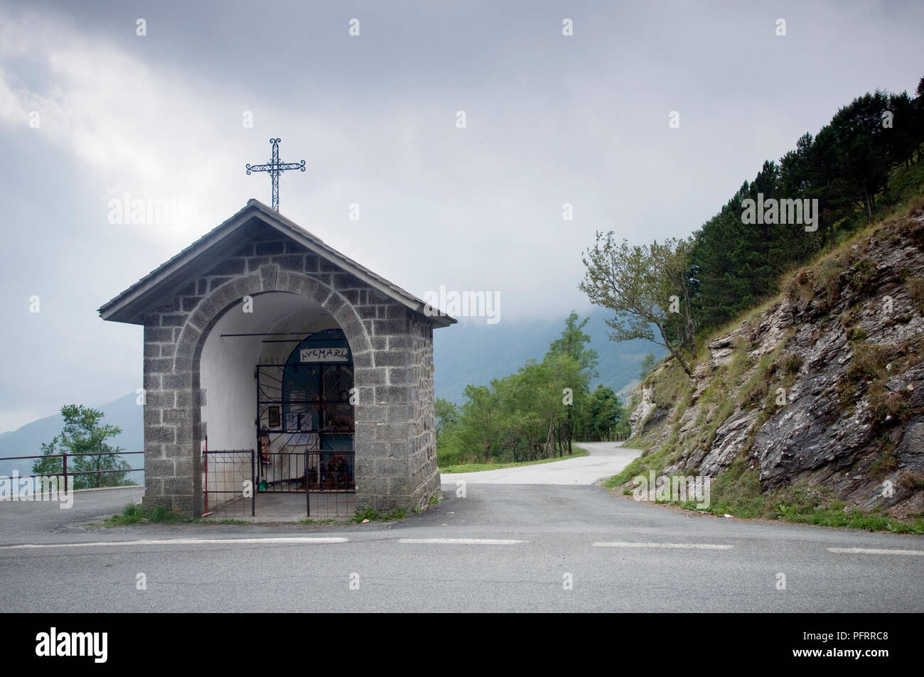 Italien, Ligurien, in der kleinen Kapelle auf dem Berg Straße Stockfoto