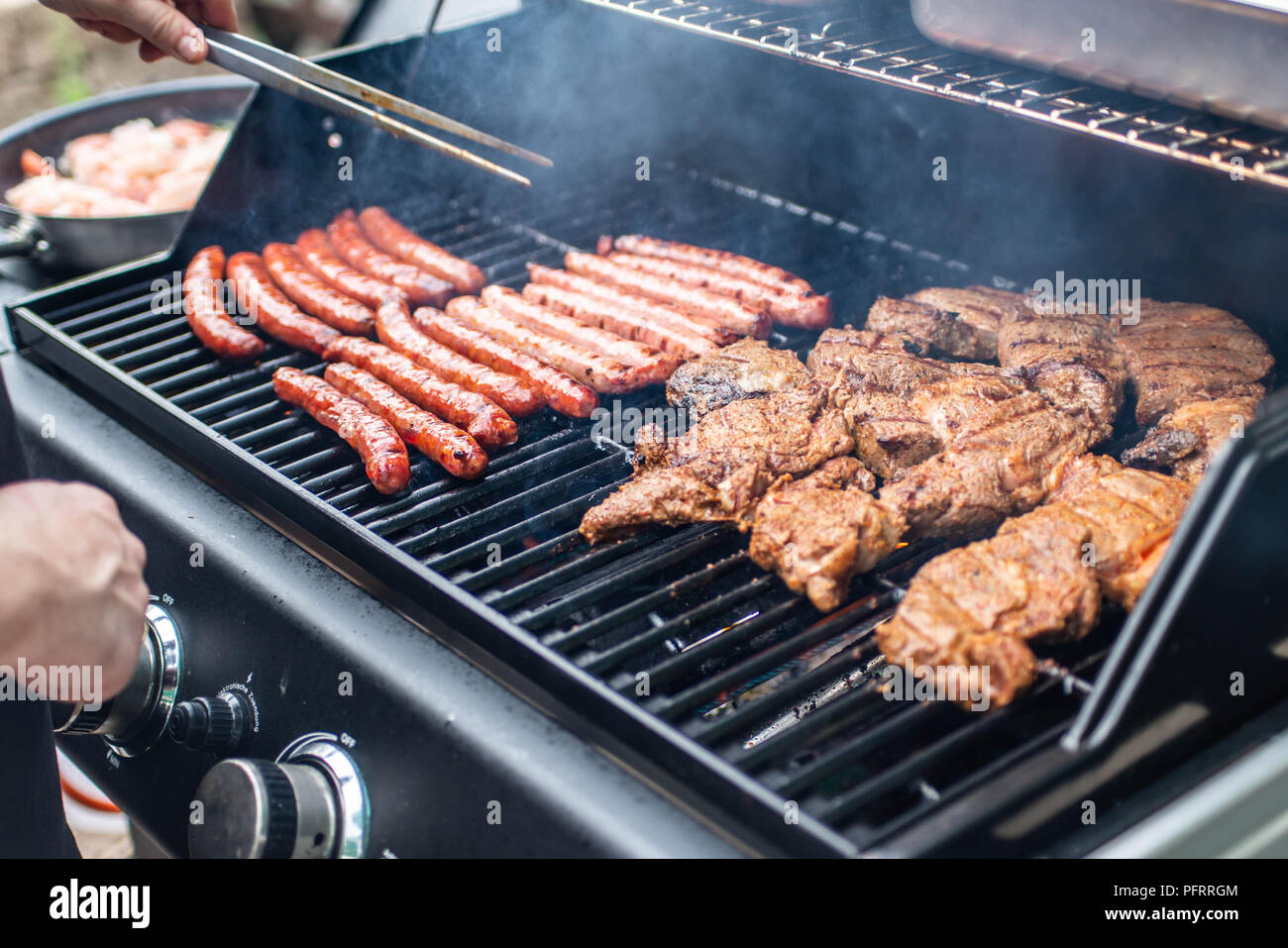 Barbecue Grill Bbq auf Propan-Gas-Grill. Steaks-Bratwurst-Würstchen-Fleisch-Mahlzeit  Stockfotografie - Alamy