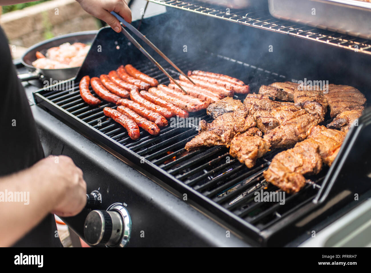 Barbecue Grill Bbq auf Propan-Gas-Grill. Steaks-Bratwurst-Würstchen-Fleisch-Mahlzeit  Stockfotografie - Alamy