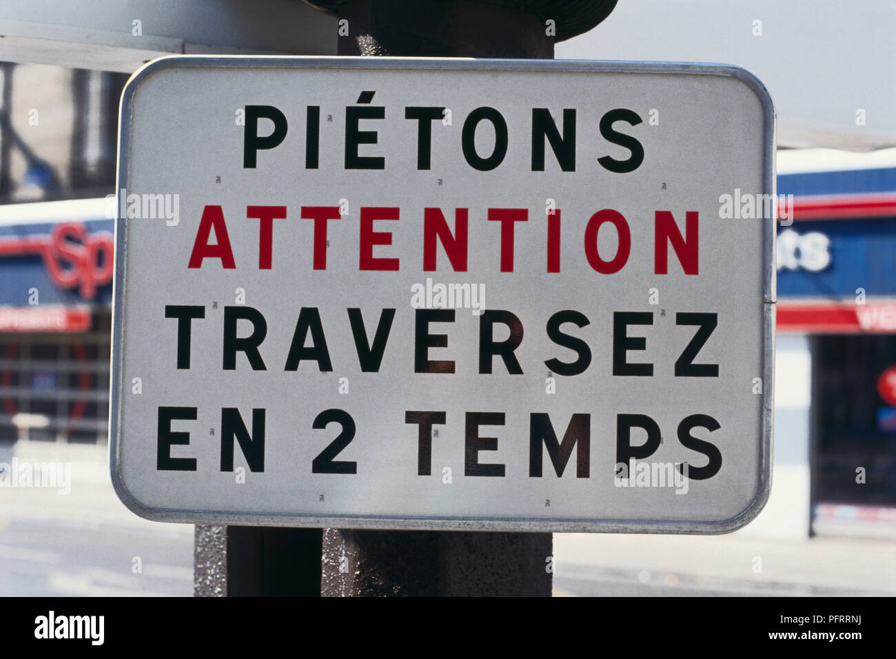 Frankreich, Paris, Aufmerksamkeit Zeichen in Französisch und Englisch für Fußgänger in zwei Stufen Kreuz Stockfoto