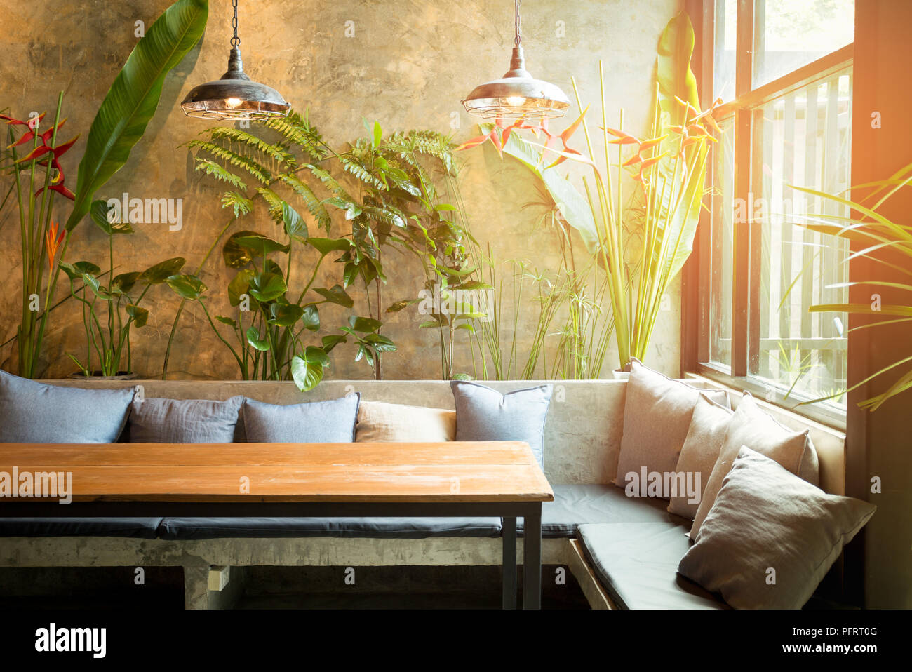Holztisch im Cafe mit modernem Interieur und Haus Anlage mit s Stockfoto