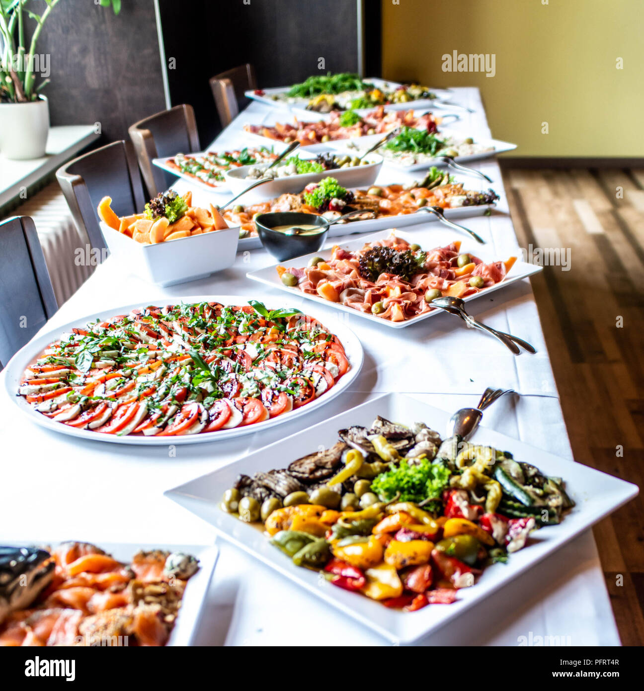 Party Brunch großes Buffet Tisch mit Essen Fleisch Gemüse Party Brunch großes Buffet Tisch mit Essen Fleisch Gemüse