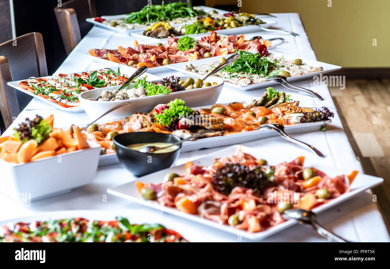 Party Brunch großes Buffet Tisch mit Essen Fleisch Gemüse Party Brunch großes Buffet Tisch mit Essen Fleisch Gemüse