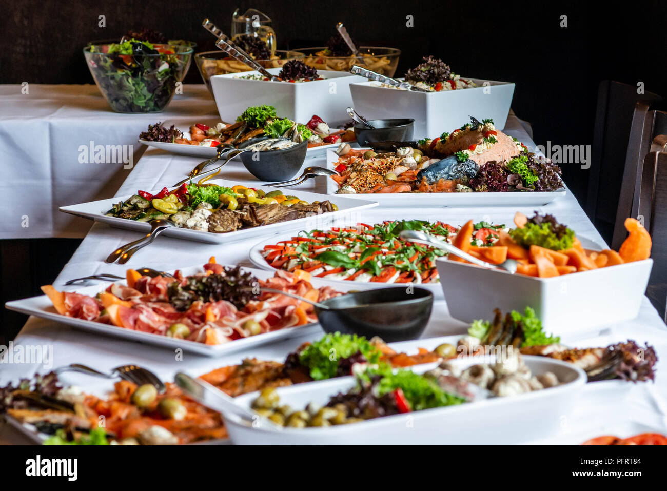 Party Brunch großes Buffet Tisch mit Essen Fleisch Gemüse Party Brunch großes Buffet Tisch mit Essen Fleisch Gemüse