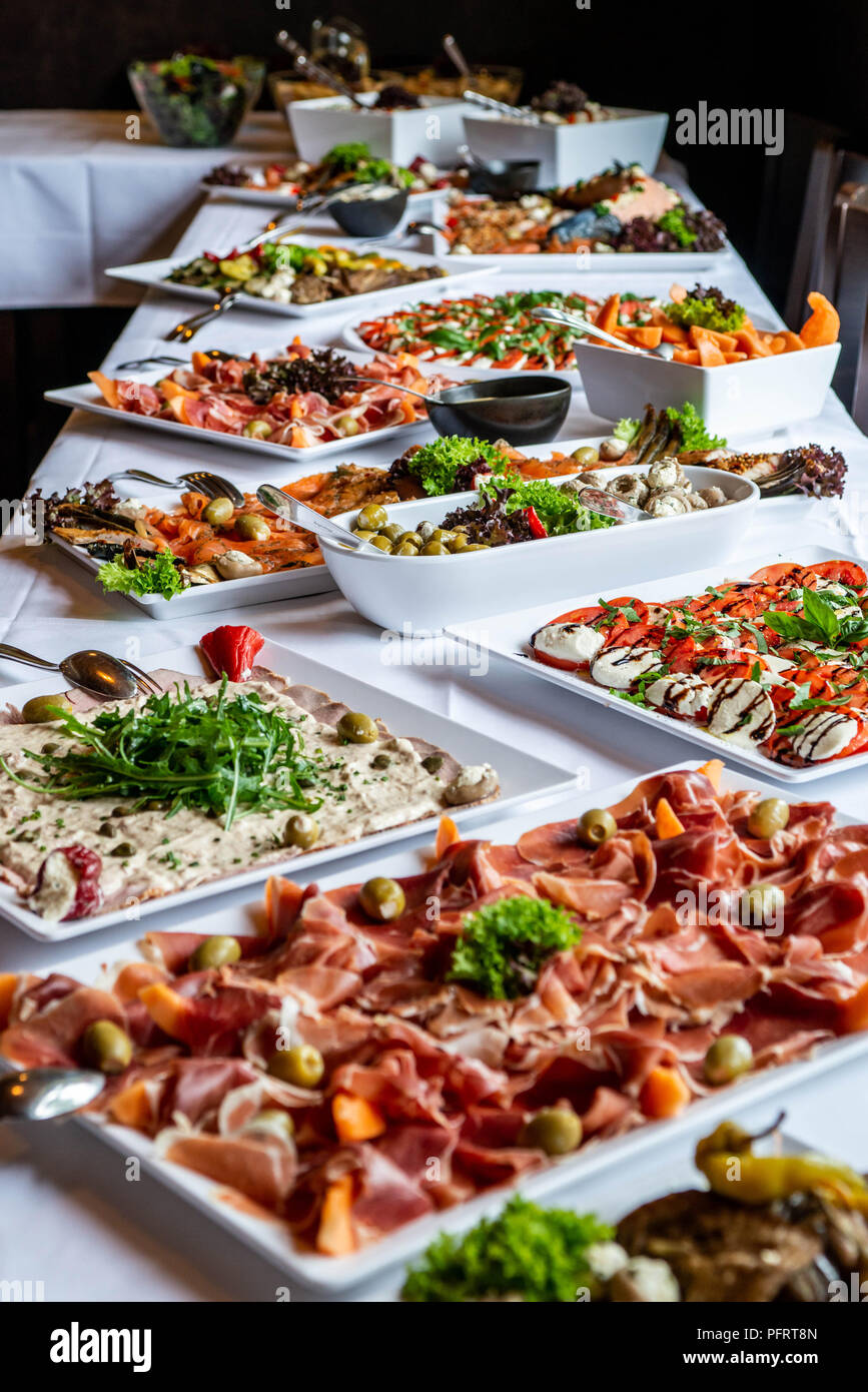 Party Brunch großes Buffet Tisch mit Essen Fleisch Gemüse Party Brunch großes Buffet Tisch mit Essen Fleisch Gemüse