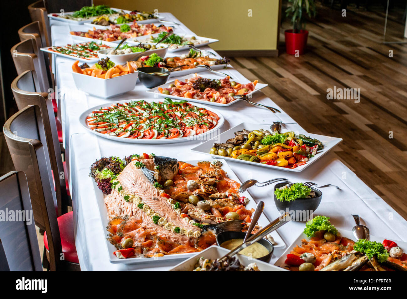 Party Brunch großes Buffet Tisch mit Essen Fleisch Gemüse Party Brunch großes Buffet Tisch mit Essen Fleisch Gemüse