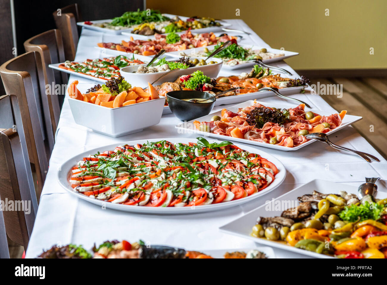 Party Brunch großes Buffet Tisch mit Essen Fleisch Gemüse Party Brunch großes Buffet Tisch mit Essen Fleisch Gemüse