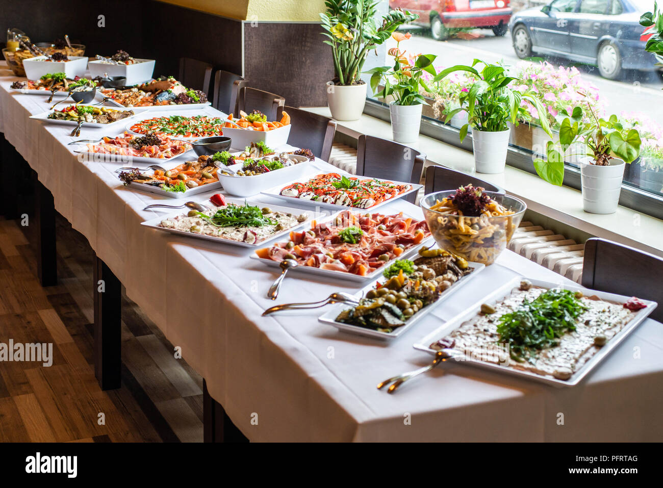 Party Brunch großes Buffet Tisch mit Essen Fleisch Gemüse Party Brunch großes Buffet Tisch mit Essen Fleisch Gemüse