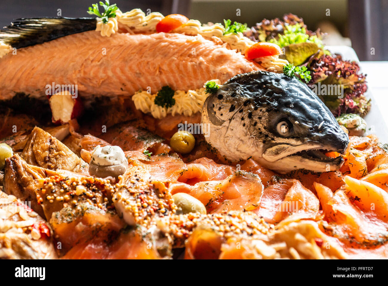 Lecker big fish Platte mit kompletten fishbody und Lachs Steak mit Gemüse auf weiße Platte Tabelle Ansicht von oben. Stockfoto