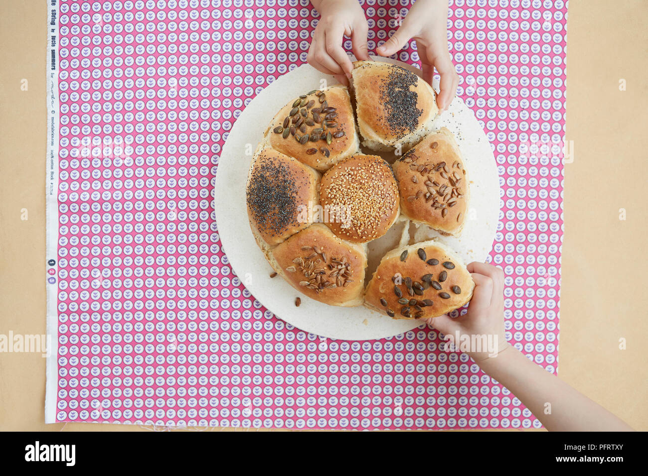 Kinder auseinanderziehen Krone Laib reiß- und - teilen Brot Stockfoto