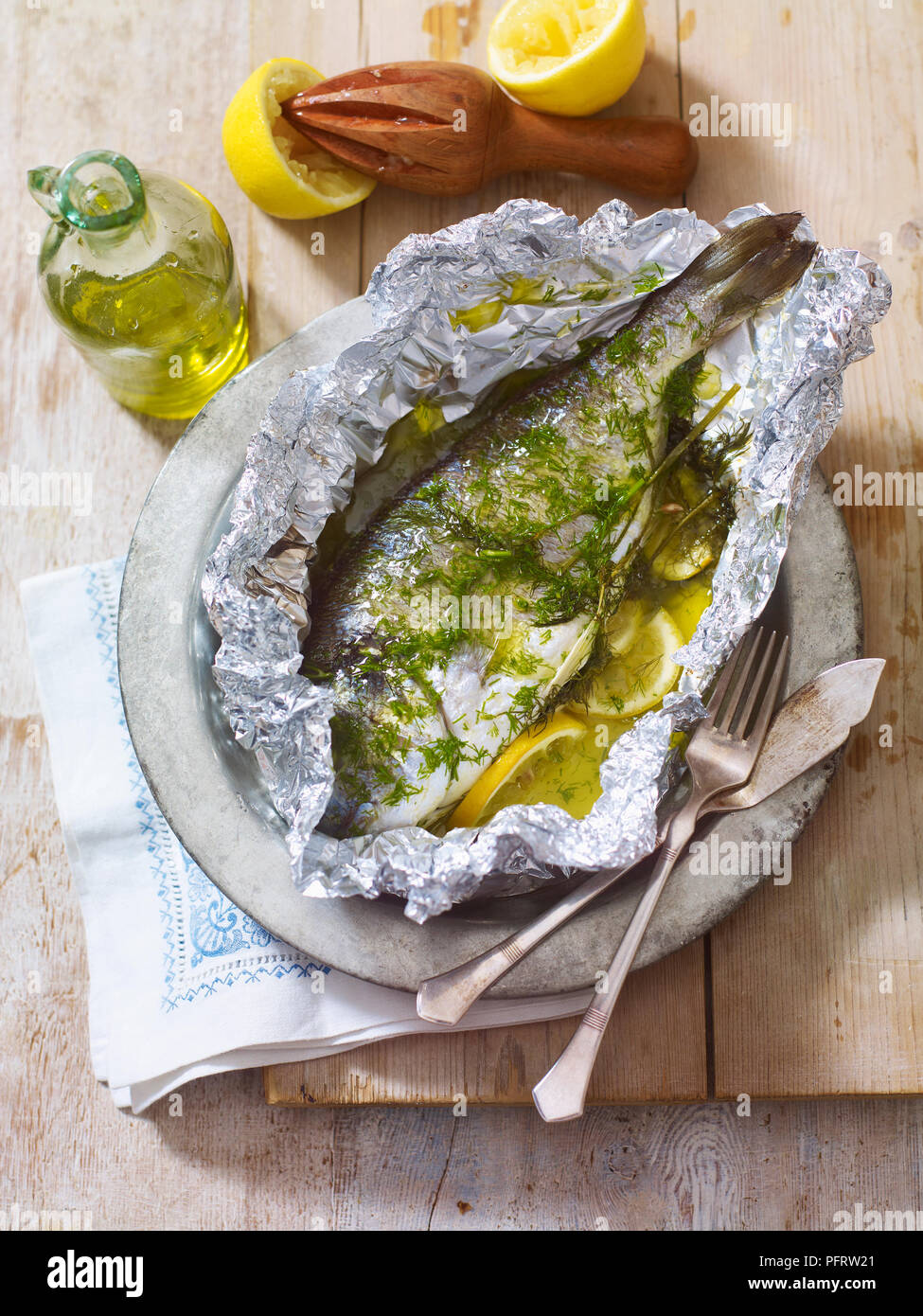 Psari fourni ladolemono, Fisch in Folie gebacken mit Zitrone, Fenchel und Olivenöl Stockfoto