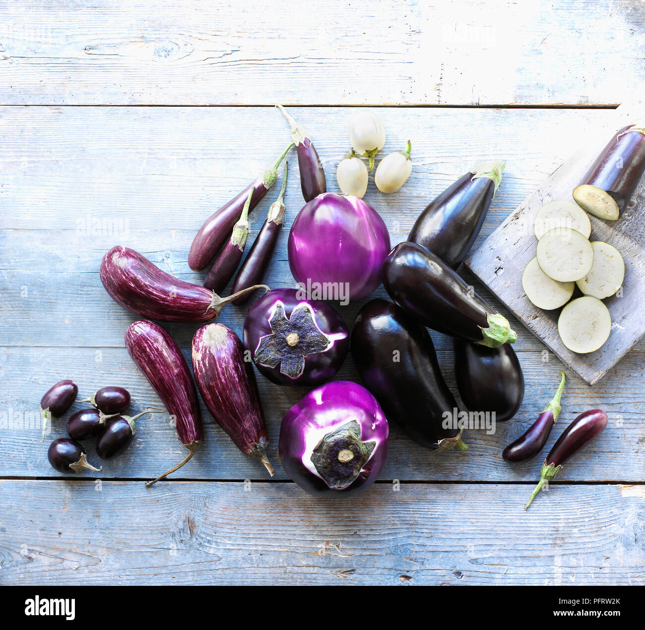 Auswahl von Auberginen, gestreifte Italienisch, mittlere runde, kleine, weiße Italienische, Violetta di Firenze, großes violettes Stockfoto